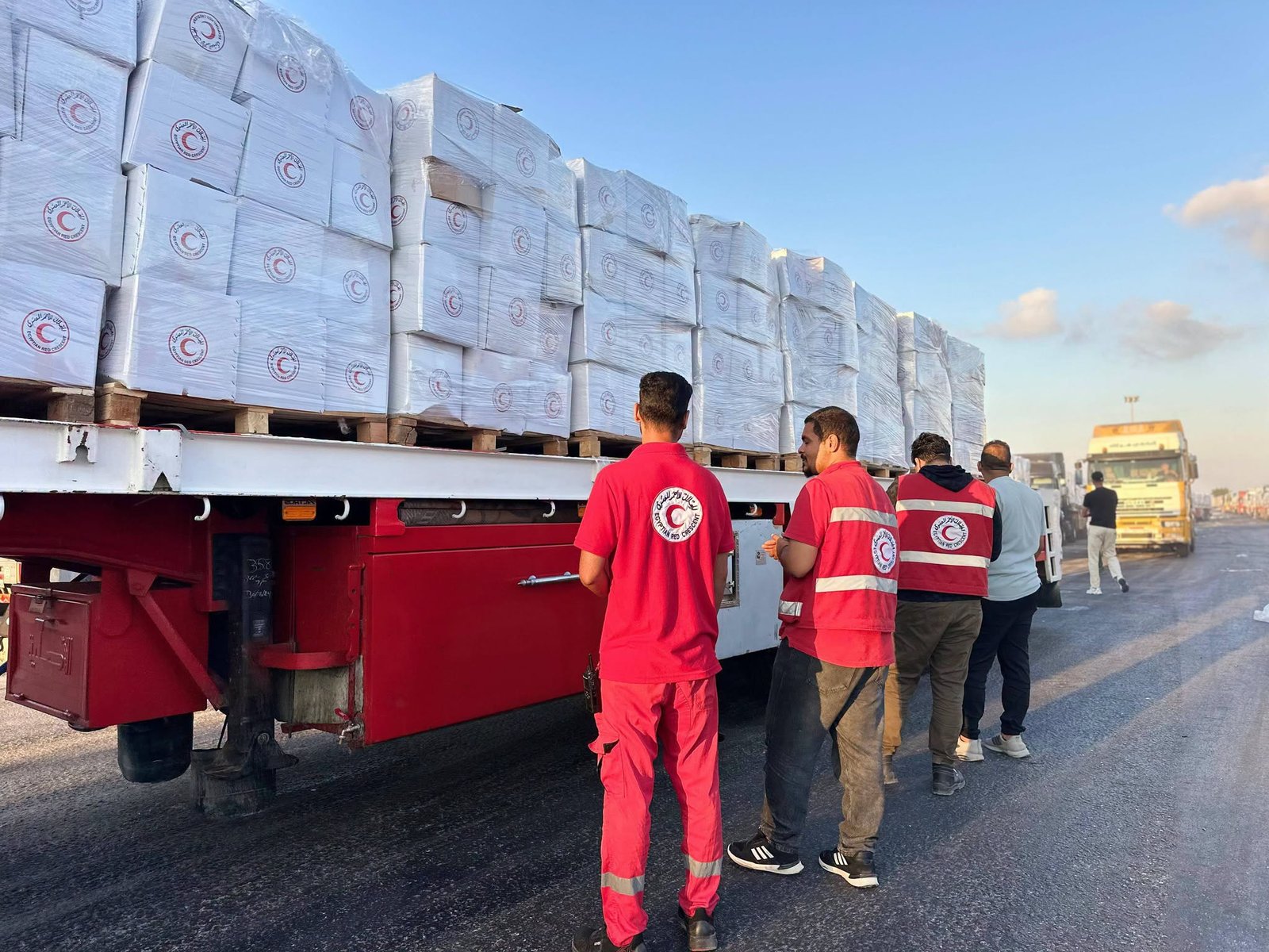 الهلال الأحمر المصري يطلق قافلة «زاد العزة» 217 بحمولة أكثر من 3 آلاف طنًا من المساعدات لغزة
